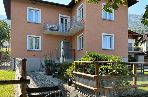 Vignola House | "Casa Azalea" - Lake Como view - garden and private parking - free WiFi
