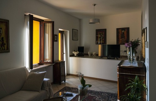 Gavardo Apartment | CASA DEL SOLE WHITE AND GOLD ROOM