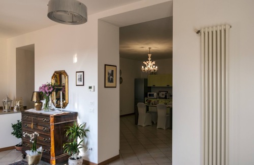 Gavardo Apartment | CASA DEL SOLE WHITE AND GOLD ROOM