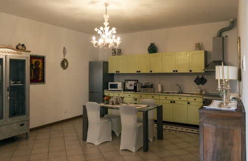Gavardo Apartment | CASA DEL SOLE WHITE AND GOLD ROOM