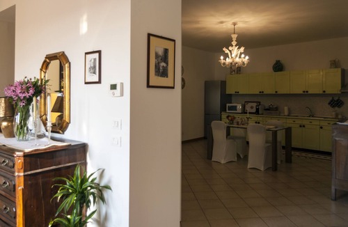 Gavardo Apartment | CASA DEL SOLE WHITE AND GOLD ROOM