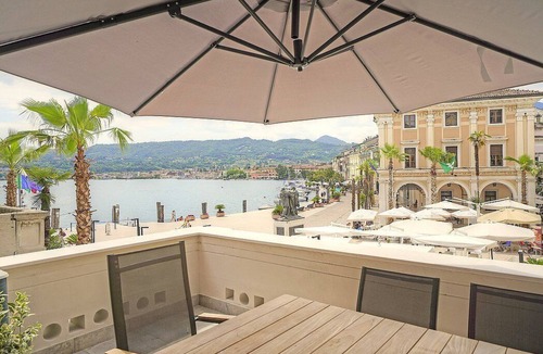 Salo Apartment | Casa Didia A: A spacious and welcoming apartment located on the lake promenade of Lake Garda, with Free WI-FI.