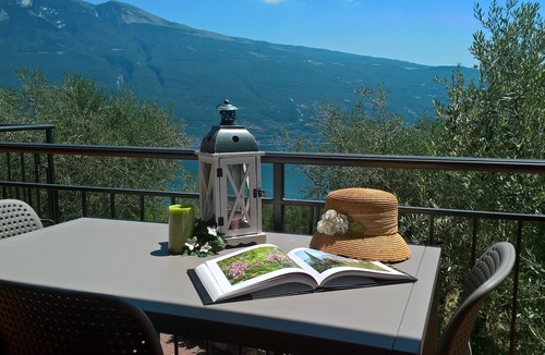 Oldesio Apartment | Casa Maffei PLUS apartment 4, 1st floor, balcony with wonderful lake view, garden