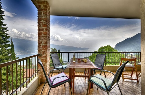 Aer Apartment | Casa mamma Gisella by Theater Home, with marvellous lake view