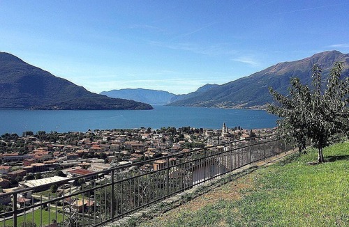 Vercana House | Casa Osmanto B: A cozy and welcoming apartment situated at a short distance from the shores of Lake Como, with Free WI-FI.
