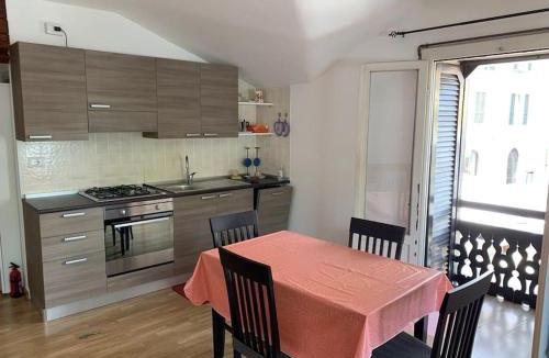 Dongo Apartment | Casa Rino: Vacanze in casetta.