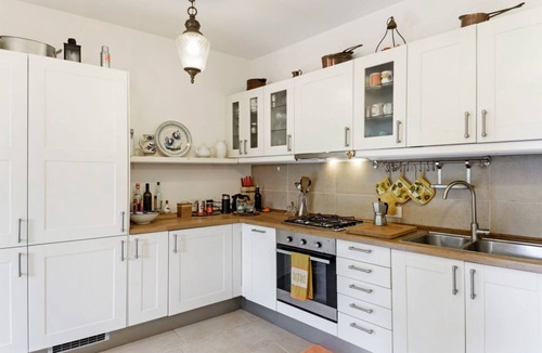 Cernobbio Apartment | Charming and bright flat for 5 people in Cernobbio, in the hamlet of Rovenna, on the way up to mount Bisbino.The apartment, furnished with vintage and modern furniture, comes with private parking and enjoyable outdoor spaces, like the pergola in the gard