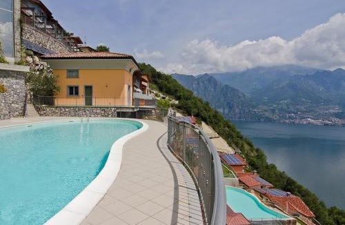 Parzanica Apartment | Cherubino 2 - Nice 2 floors apartment with pool, terrace and a terrific lake view