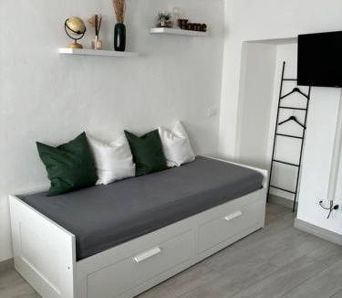 Clusane Apartment | Chez Ary: Sulla strada del Lago