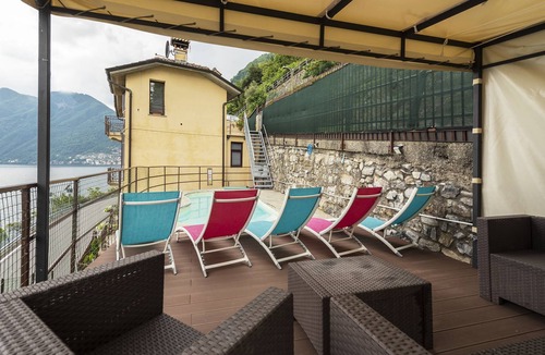 Colonno House | Comfortable family-friendly accommodation with picturesque lake views