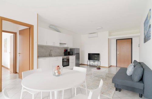 Bruzzano Apartment | Cosy 60sqm flat with a private garden of 8sqm that can accommodate up to 4 people, located on the ground floor of a building with lift.The flat is only 500m from the Parco Nord, the largest green area in Milan!At 500m there is also the ‘Bruzzano-Parco