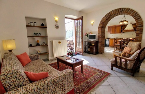 Luino Apartment | Cosy apartment for 5 guests with WIFI, TV, terrace and pets allowed