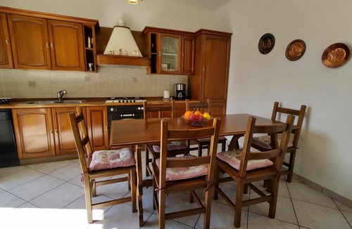 Luino Apartment | Cosy apartment for 5 guests with WIFI, TV, terrace and pets allowed