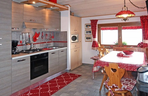 Peglio Apartment | Cosy apartment for 6 people with WIFI, TV, patio and pets allowed