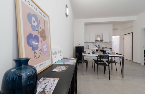 Old Town Apartment | Cozy apartment of 85 sqm located on the second floor of a building with elevator, perfect for 6 people.The accommodation is located in the city center of Mantua (ZTL limited traffic zone, UNESCO), in less than 5 minutes walk you can reach all the main at