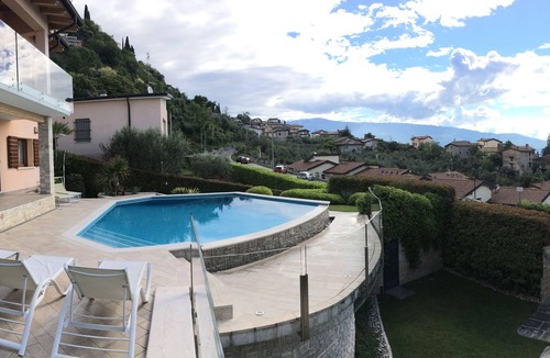 Pulciano Apartment | Cryss Pool - beautiful apartment with lake view and swimming pool