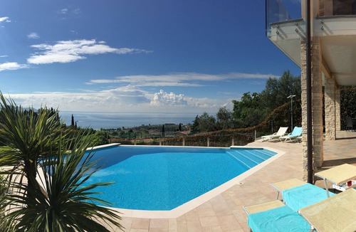 Pulciano House | Cryss View - Luxurious Lake View Apartment
