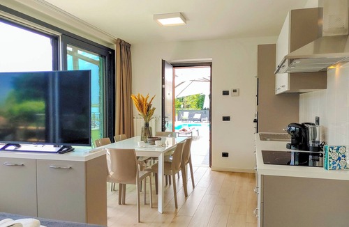Dascio Apartment | Dascio Emotion Terrace Holiday Apartment on the Lake with Pool