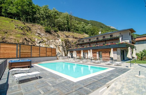 Dascio Apartment | Dascio Oasi Roof Terrace Holiday Apartment on the Lake with Pool