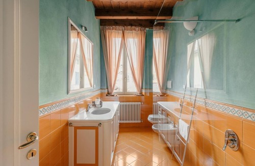 Borgo San Leonardo Hostel | Deluxe spaciuos triple room with large modern ensuite bathroom and airconditioning