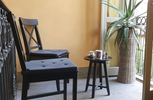 Borgo San Leonardo Hostel | Deluxe spaciuos triple room with large modern ensuite bathroom and airconditioning