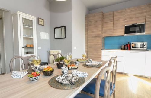 Desenzano del Garda Apartment | Desenzanoloft Smiling