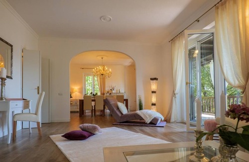 Laveno House | Detached 9½ room house with terrace, garden pond and fitness room