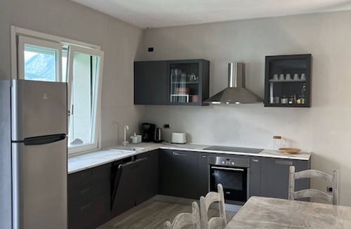 Claino Con Osteno Villa | Detached villa on the shore of Lake Lugano. Direct access. Views.