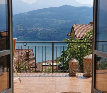 Tavernola Bergamasca Apartment | Die Sonnenterrasse vom Iseosee