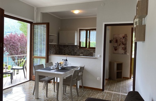 Idro Apartment | DIRECTLY ON THE BEACH/LAKE, apartment up to 4 people, pool and garden, Villa Soghetta type S3