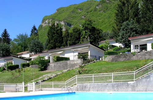 Idro Apartment | Directly on the lake with fenced garden