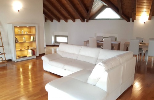 Citta Bassa House | DOUBLE ROOM SHARED BATHROOM IN DONIZETTI ATTIC