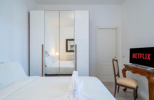 Zona Zara Apartment | Duomo 15' - Suite 5' from Station with Wifi and A-C
