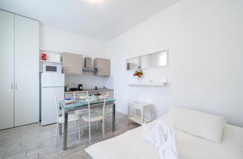Zona Zara Apartment | Duomo 15' - Suite 5' from Station with Wifi and A-C