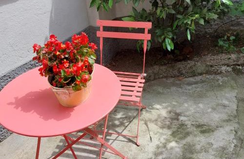 Zona Zara Apartment | Duomo 15' - Suite 5' from Station with Wifi and A-C