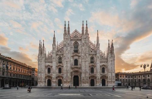 Zona Zara Apartment | Duomo 15' - Suite 5' from Station with Wifi and A-C
