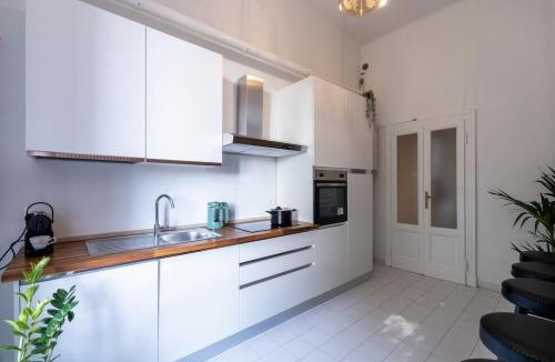 Acquabella Apartment | Duomo 7 min - Historic Luxury 3 Bedrooms Apartment