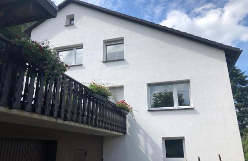 Meschede Apartment | Ferienwohnung am Wald mit Garten & Hot-Tub & Alpakas