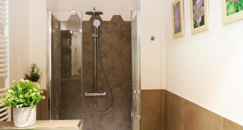 Como Apartment | Flowers Apartment JOIVY 25