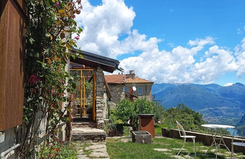 Ramponio Verna House | Former barn with garden and magnificent view of the lake, ideal starting point for trekking.