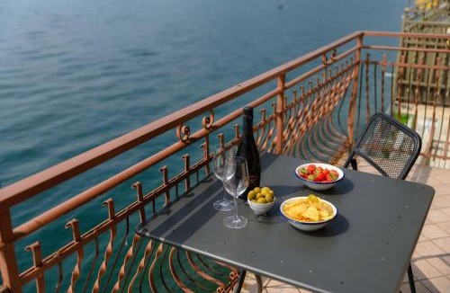 Colonno Apartment | Grace Suite with Jacuzzi Wonderful Lakefront View