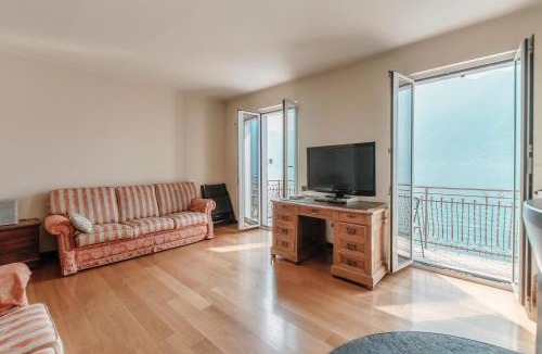 Colonno Apartment | Grace Suite with Jacuzzi Wonderful Lakefront View