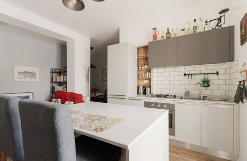 Bullona Apartment | GuestHost - Cozy and comfortable 55 sq m apartment, perfect for two people, located on the third floor of a building with an elevator (NOT accessible to disabled guests).The property is located on Via Cenisio, one of Milan's main streets, connecting the
