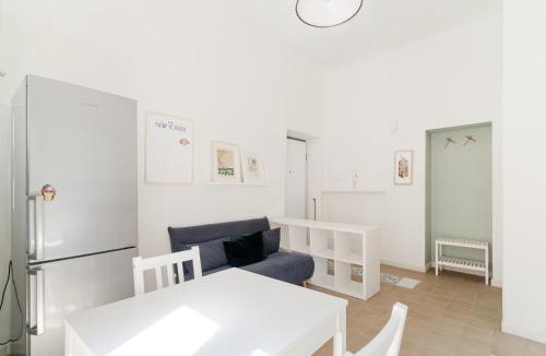 Acquabella Apartment | GuestHost - M4 Argonne Balcony Apartment