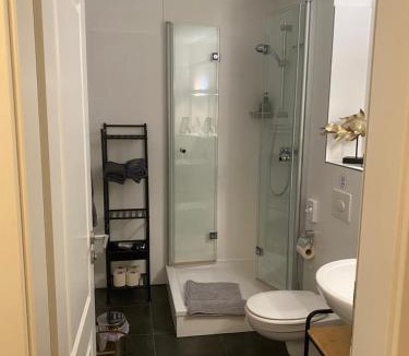 Munchen District Apartment | Helle Souterrainwohnung mit Komfort