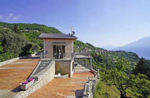 Arias Apartment | Holiday Apartment Maison du Pralonc - LAGO with Lake/Mountain View, Garden & Terrace; Pets Allowed