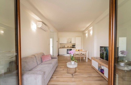Carlazzo Apartment | Holiday Apartment "6" with Lake View, Shared Pool & Wi-Fi