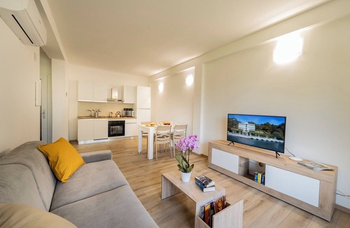 Carlazzo Apartment | Holiday Apartment "6" with Lake View, Shared Pool & Wi-Fi