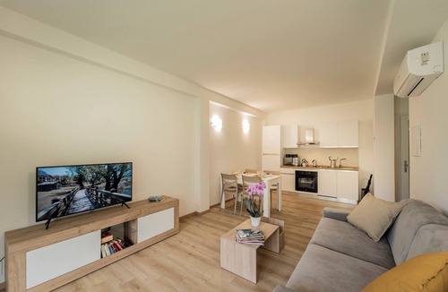 Carlazzo Apartment | Holiday Apartment "7" with Lake View, Shared Pool & Wi-Fi