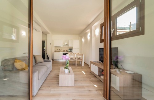 Carlazzo Apartment | Holiday Apartment "8" with Lake View, Shared Pool & Wi-Fi